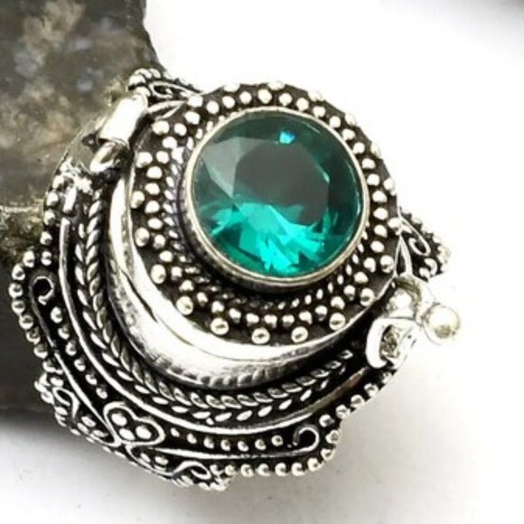Beautiful Apatite Gemstone Sterling Silver Poison Ring 7.5 - Picture 1 of 3